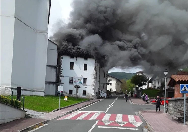 Un incendio devora el ostatu de Goiatz y obliga a cortar unas horas la carretera entre Tolosa y Azpeitia